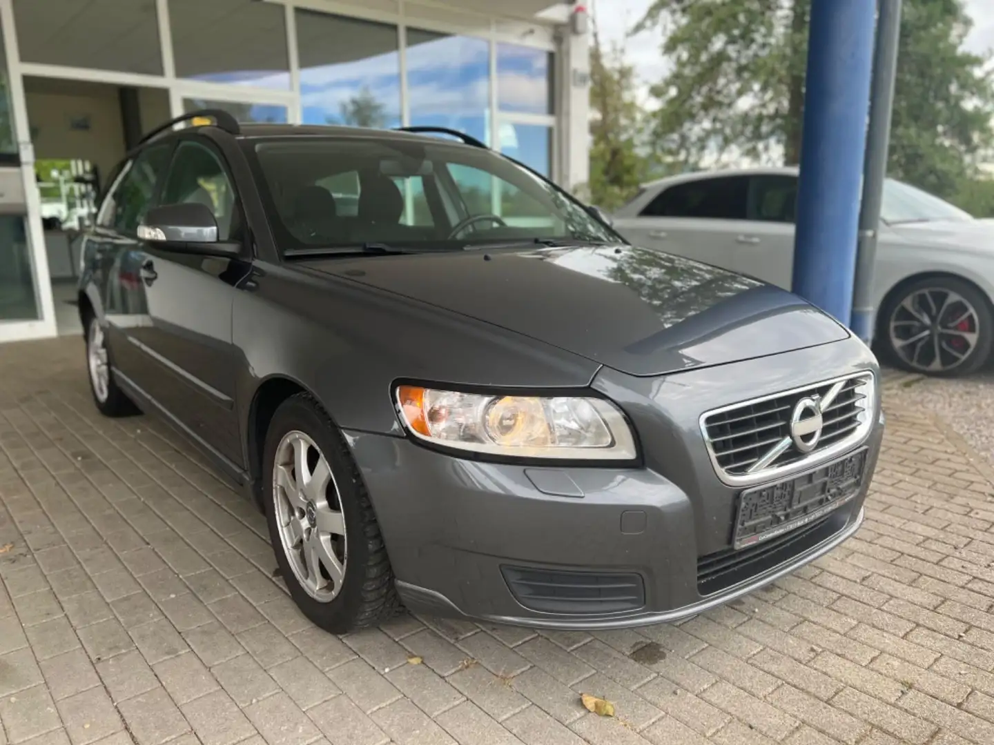 Volvo V50 Kombi D2 Kinetic Grau - 1