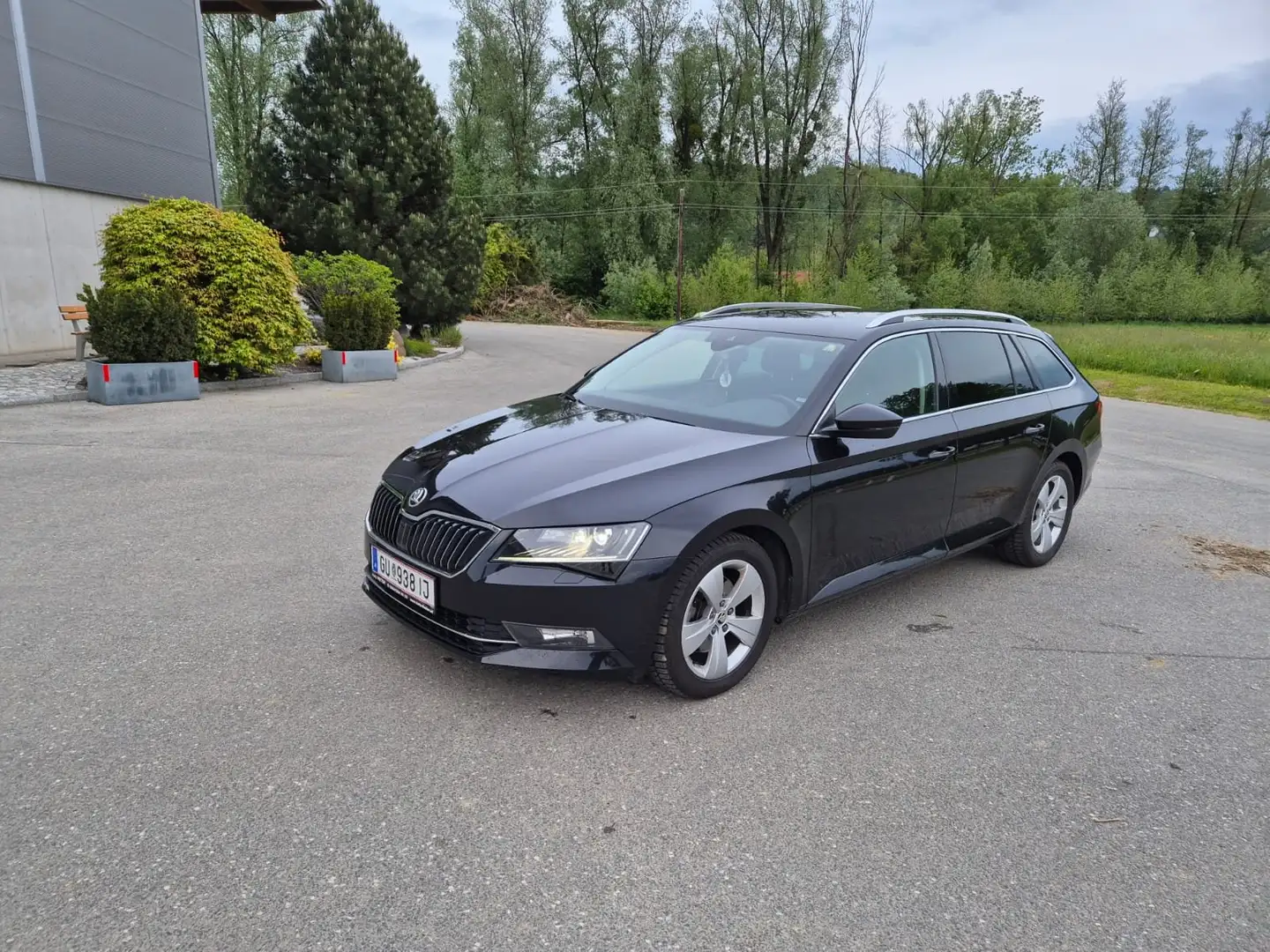 Skoda Superb Kombi 2,0 TDI Style DSG Schwarz - 1