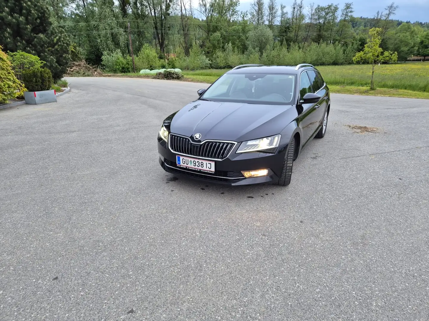 Skoda Superb Kombi 2,0 TDI Style DSG Schwarz - 2