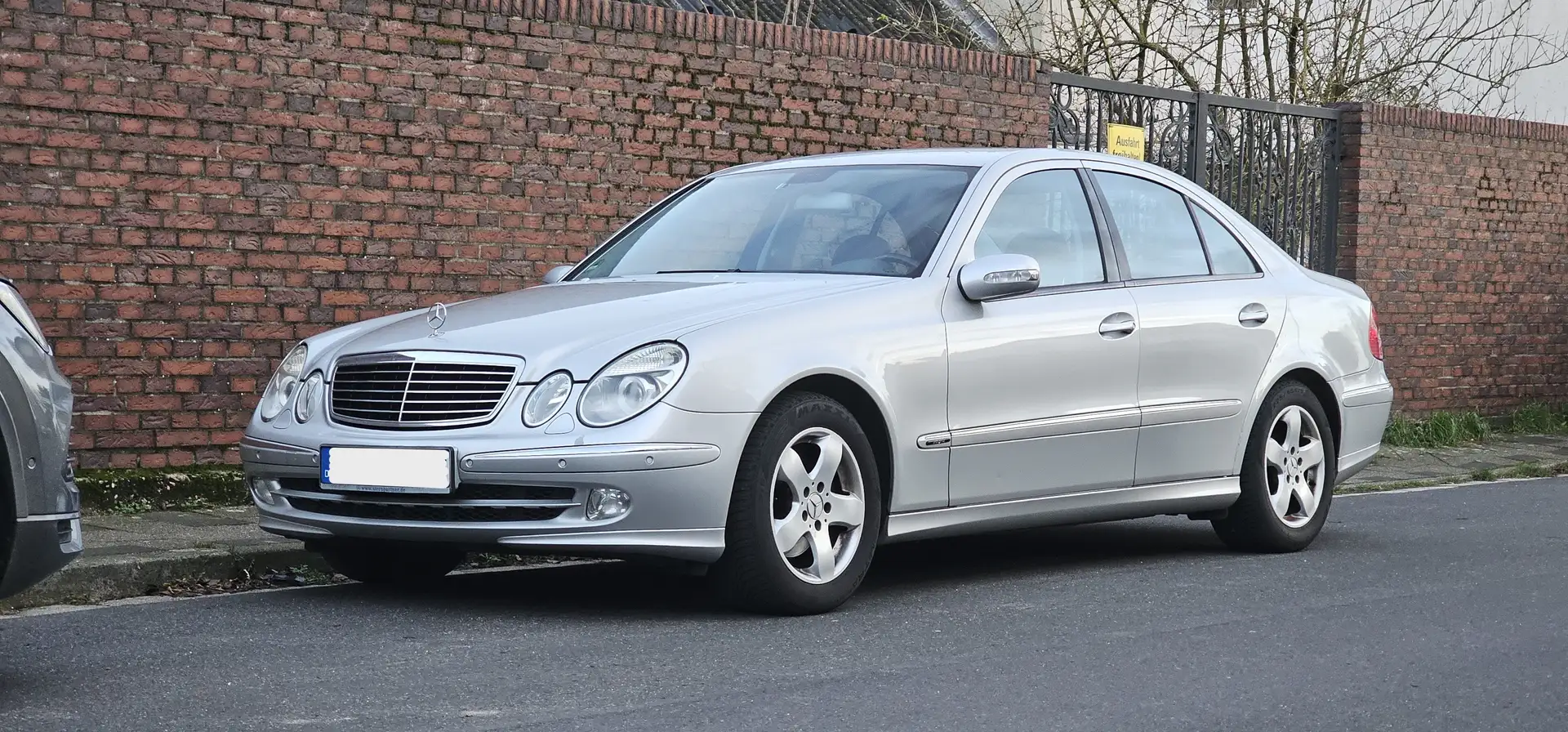 Mercedes-Benz E 320 Mercedes E 320 *LPG*XENON*NAVI*TEMPO*Avantgard Silber - 1