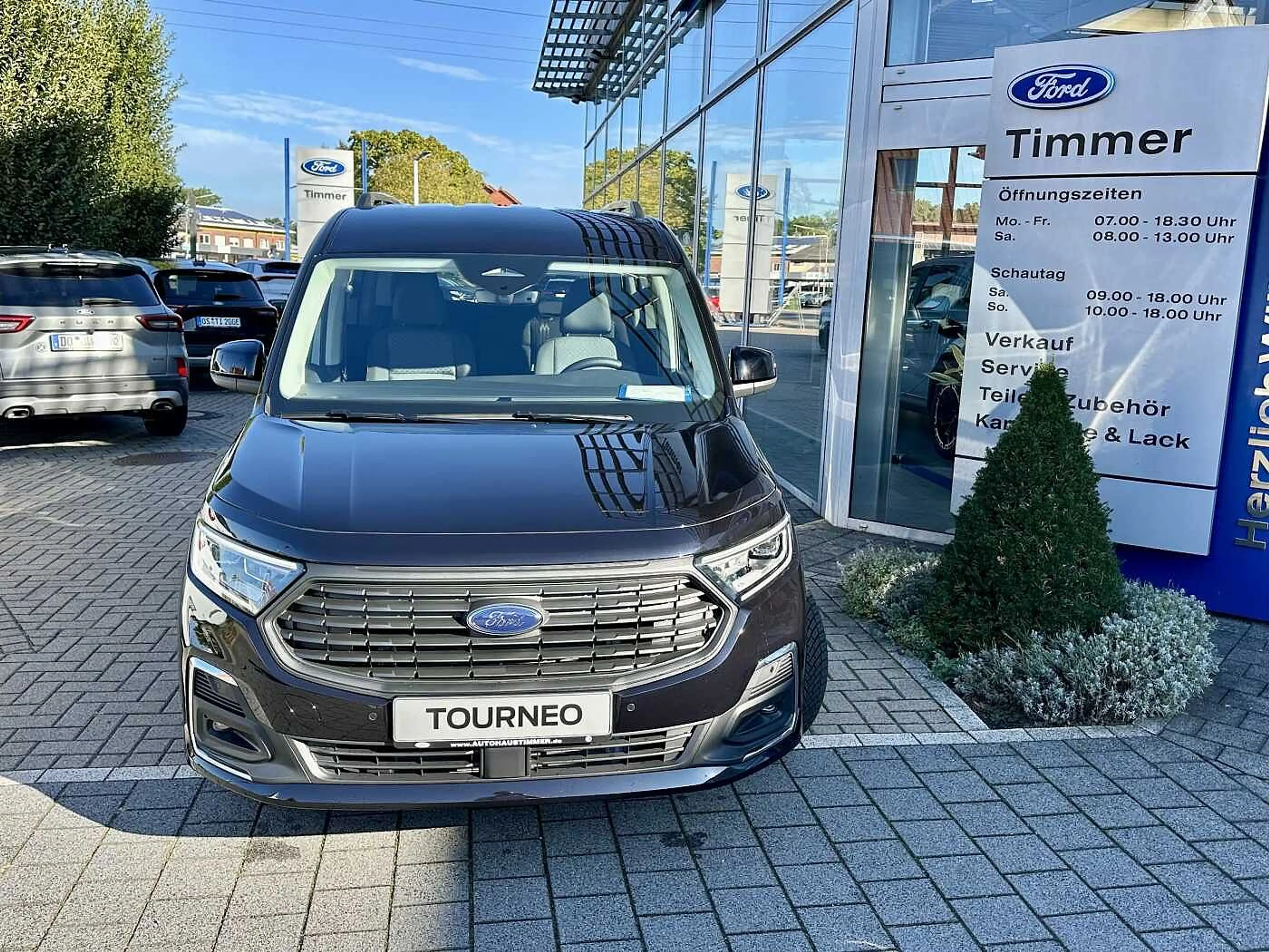 Ford Grand Tourneo Tourneo Connect Titanium L2 1,5EcoBoost 116PS Auto — photo 2