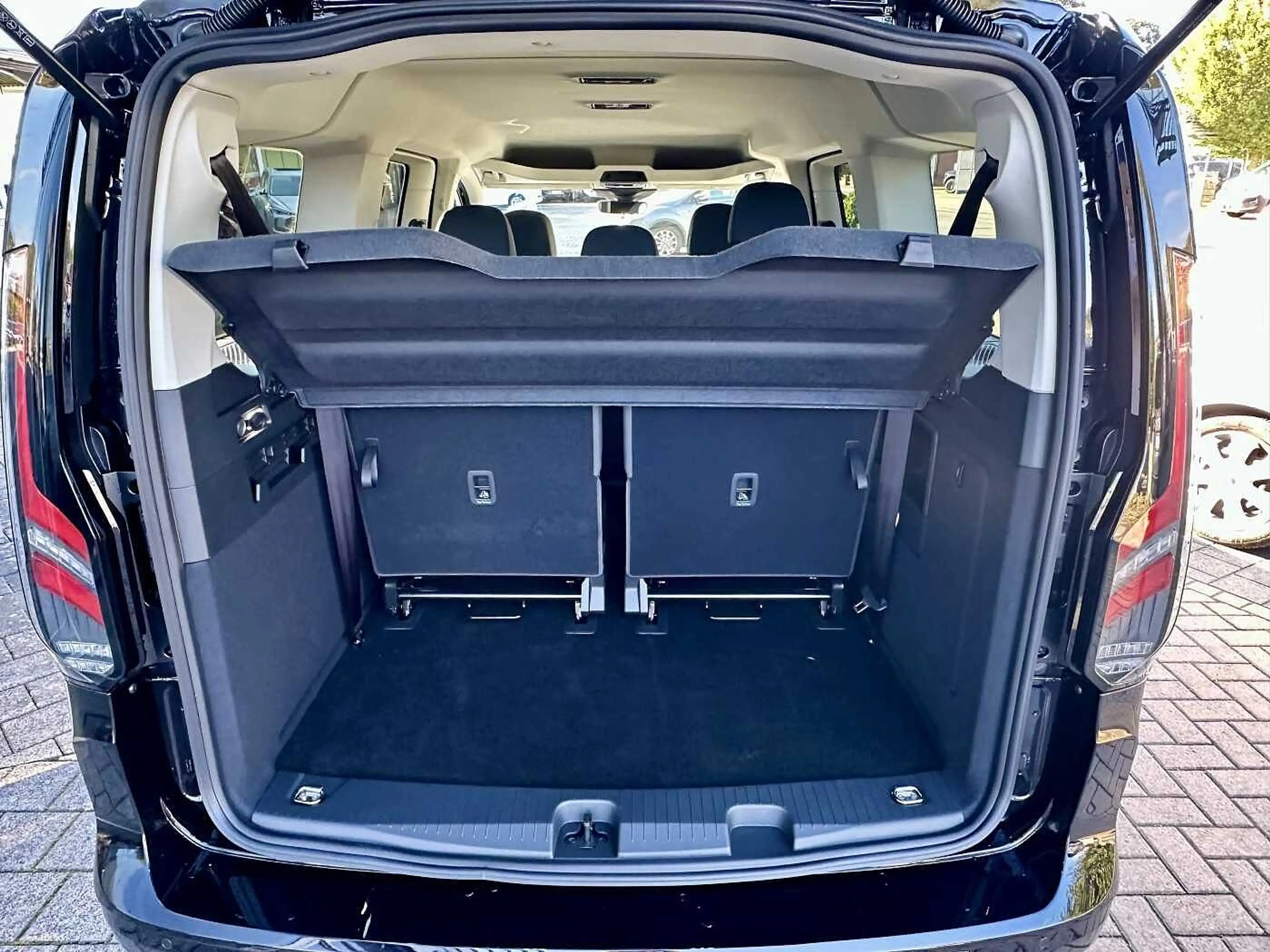 Ford Grand Tourneo Tourneo Connect Titanium L2 1,5EcoBoost 116PS Auto — photo 4