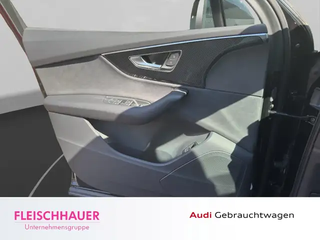 Audi Q7 view 13