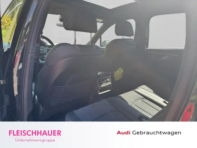 Audi Q7 view 14