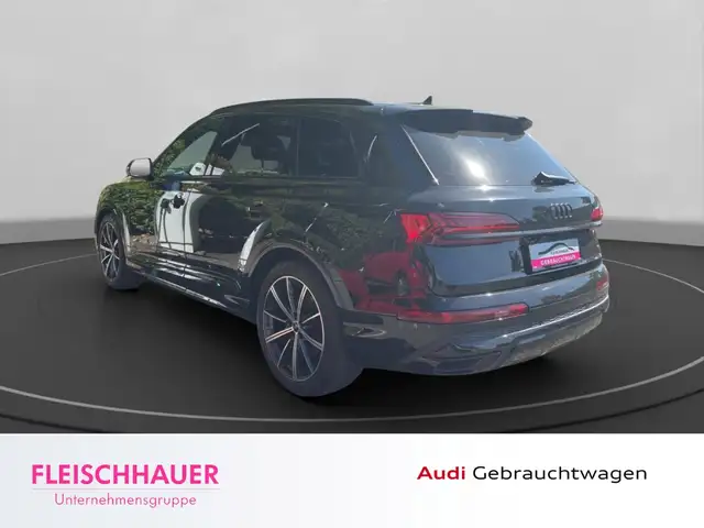 Audi Q7 view 5