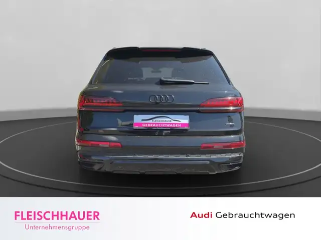Audi Q7 view 6