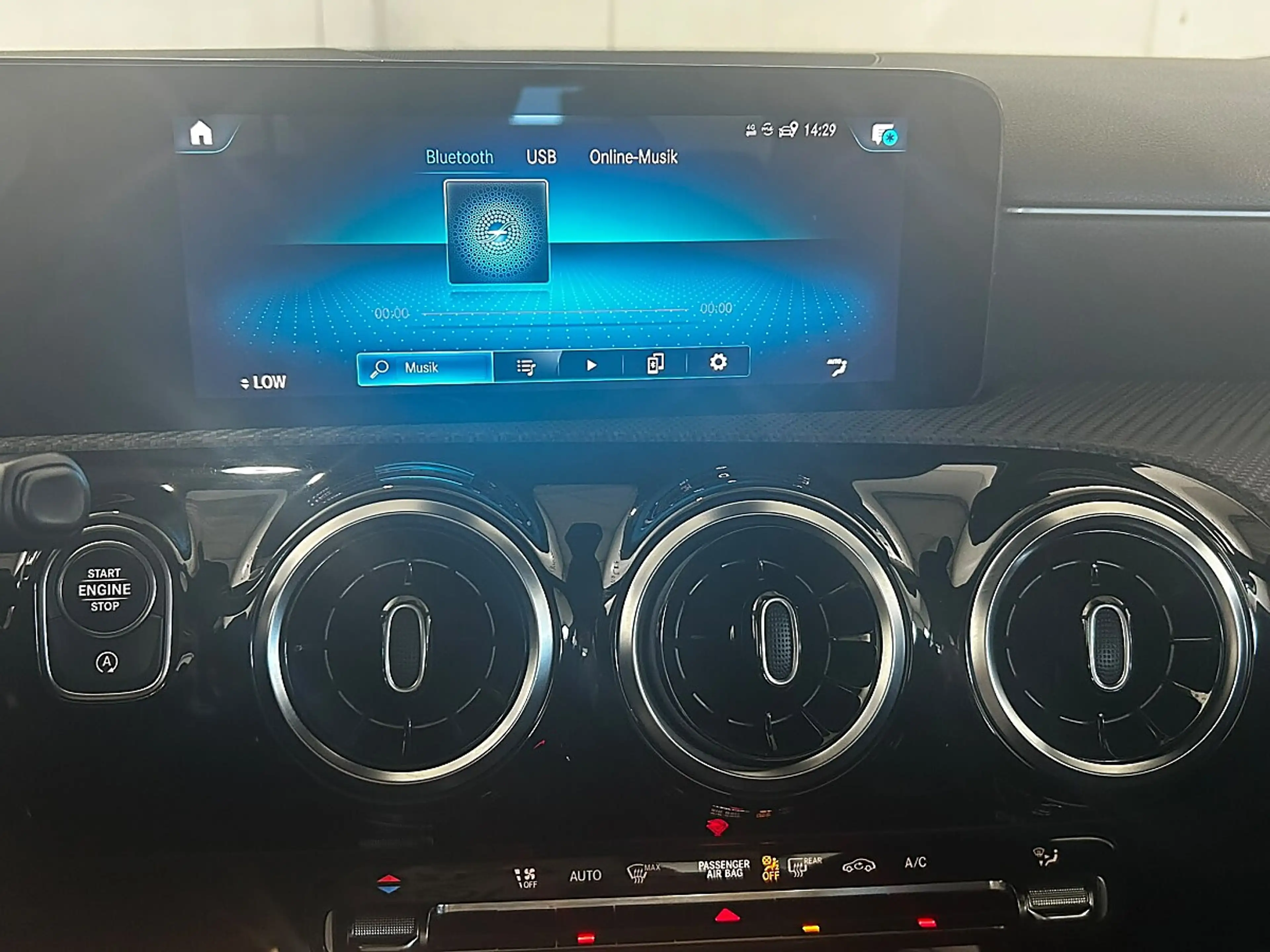 Mercedes-Benz CLA 180 Aut. — photo 31