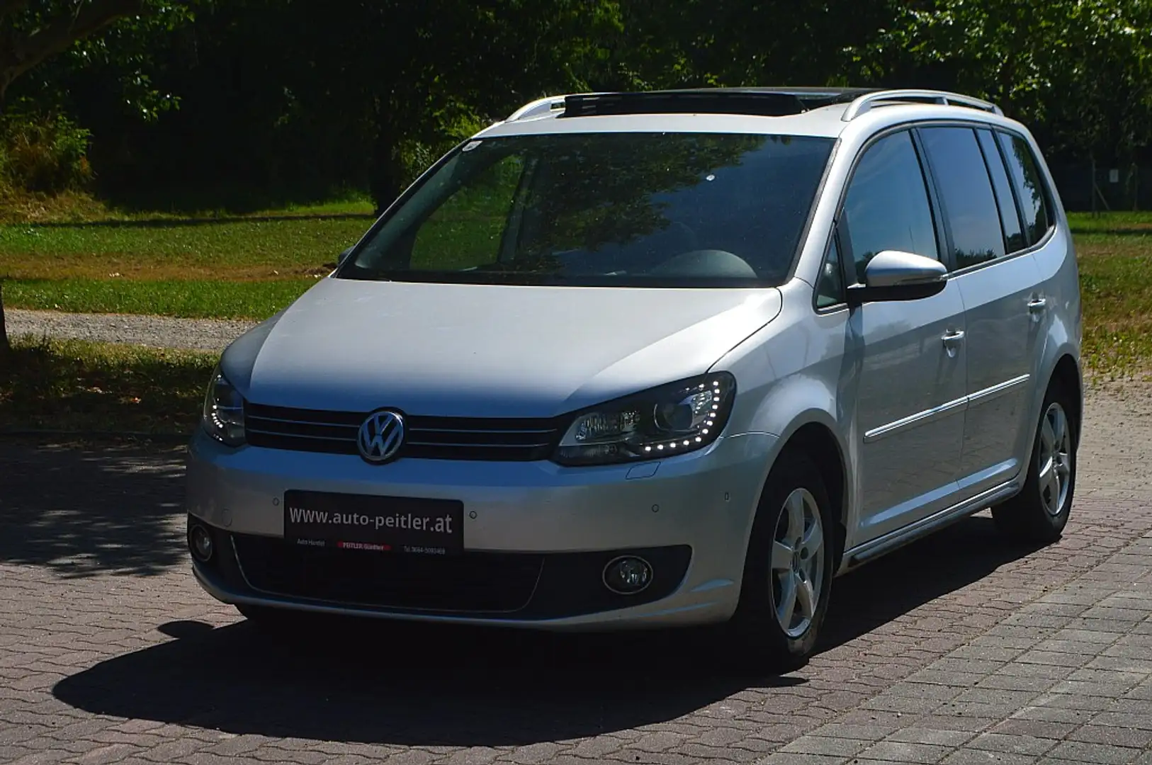 Volkswagen Touran Sky 1,6+NAVI+XENON+Panoramadach+ Grau - 2