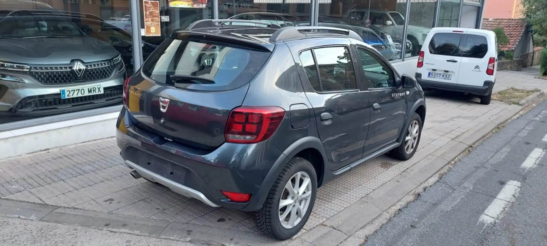 Dacia Sandero 0.9 TCE Stepway 90 Gris - 2