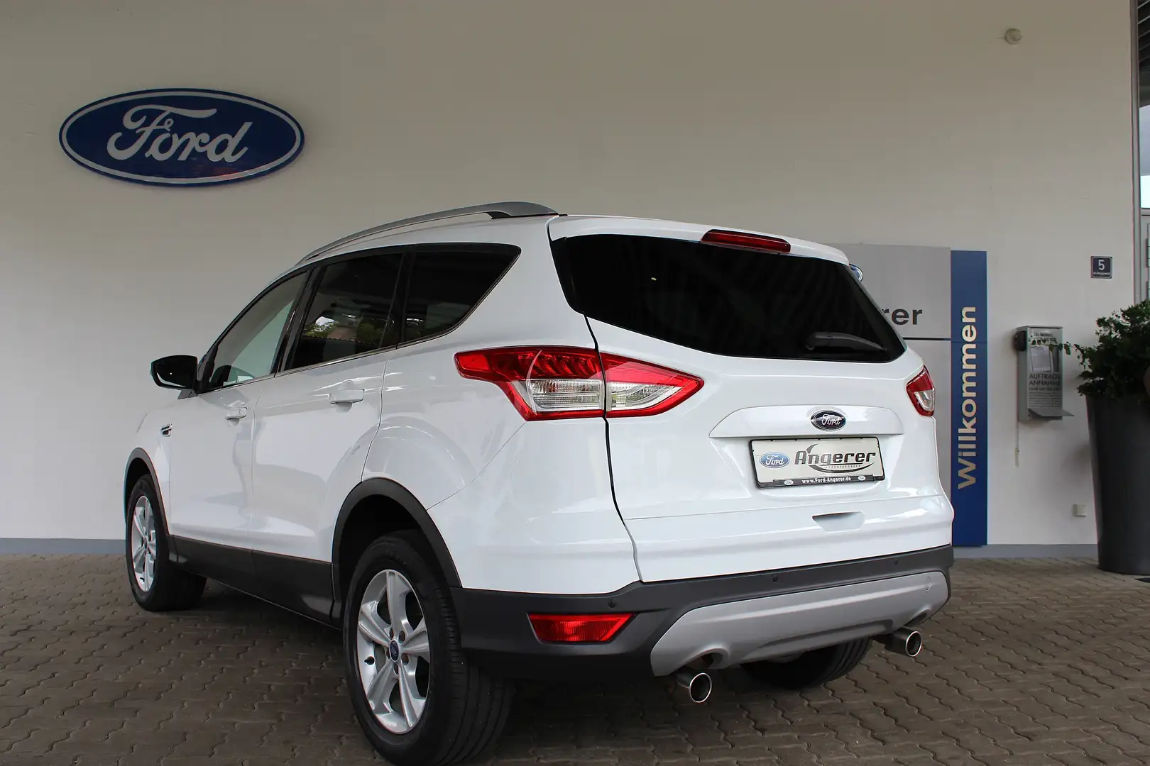 Ford Kuga Titanium 4x4 Navi,BT,USB,Xenon,Pano,PDC,WinPak,8F Weiß - 2