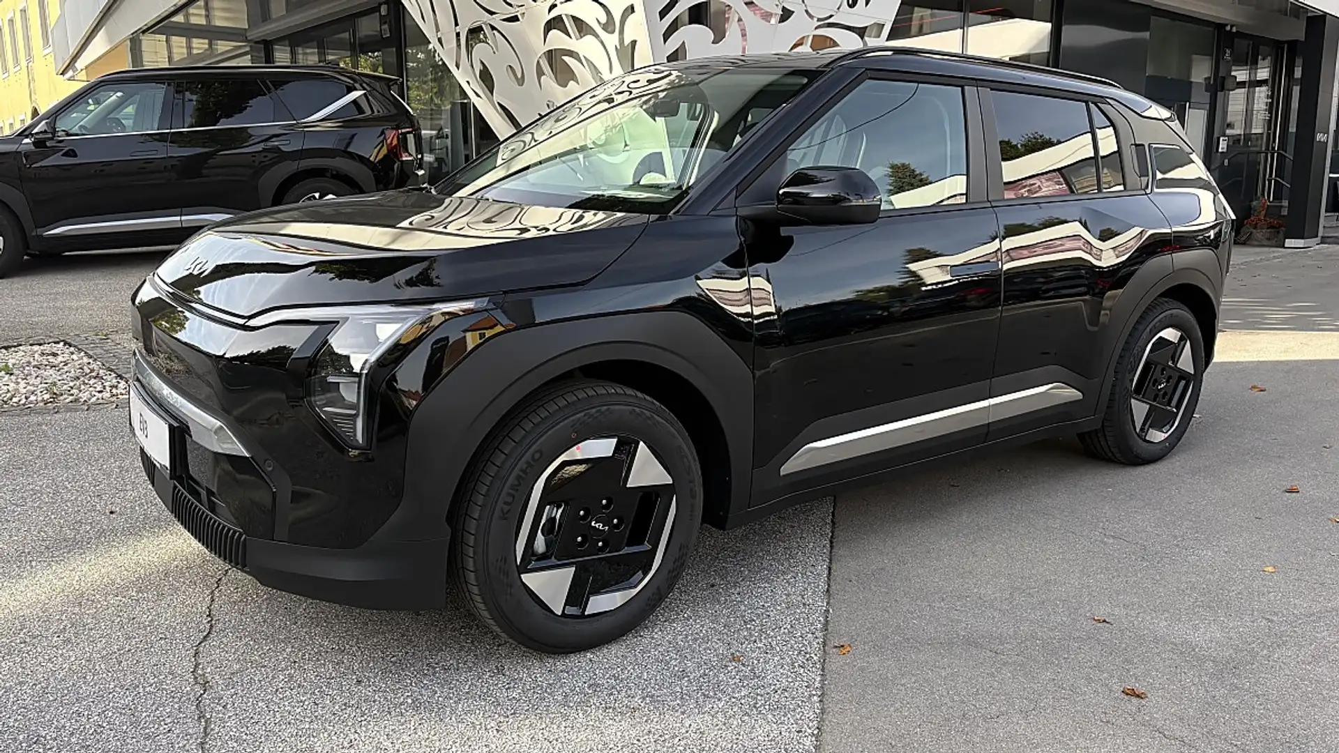 Kia EV3 FWD 81,4kWh Long Range Earth Schwarz - 1