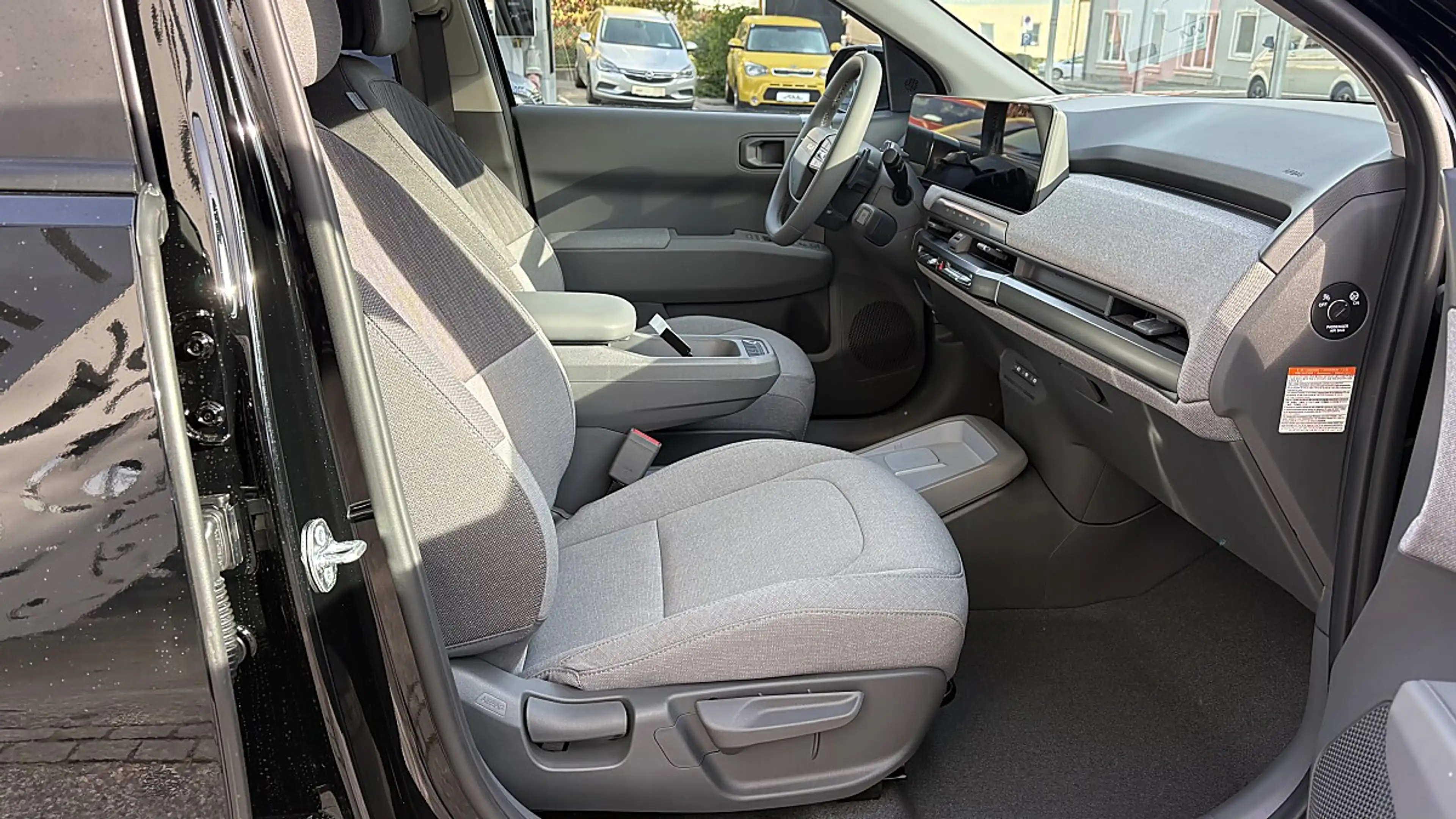 Kia EV3 FWD 81,4kWh Long Range Earth — photo 6