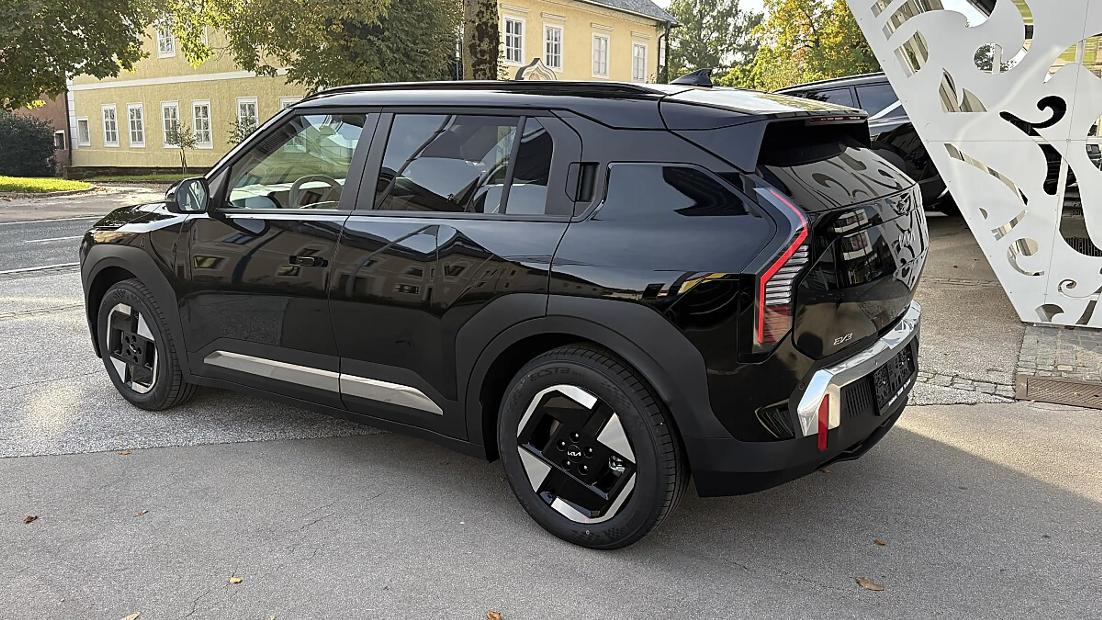Kia EV3 FWD 81,4kWh Long Range Earth — photo 4