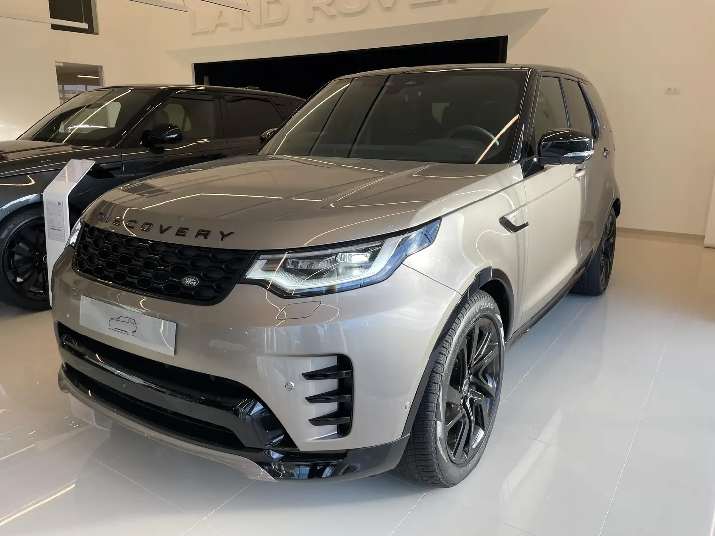 Land Rover Discovery D250 Dynamic SE Bruin - 1