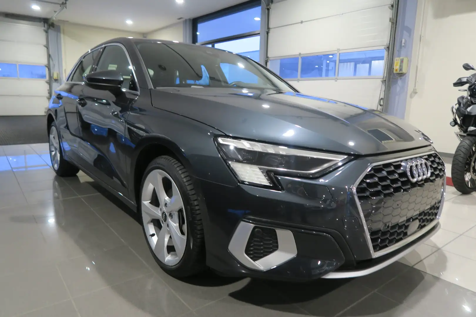 Audi A3 Sportback 35 1.5 tfsi MHEV Business Advanced AUTO Gris - 1