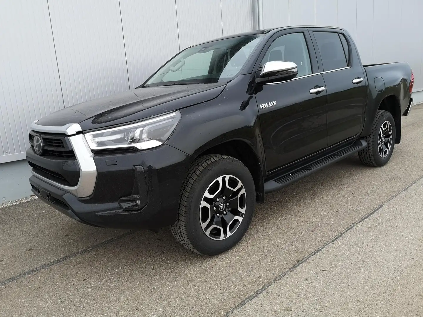 Toyota Hilux Double Cab 2,8D 4WD A/T 150 kW (204 PS), Automatik Schwarz - 1