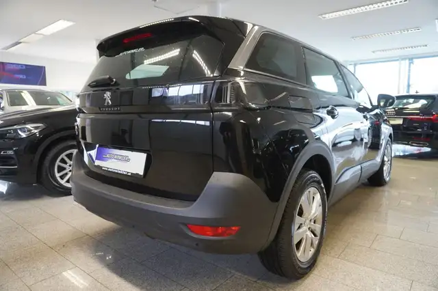 Peugeot 5008 view 5