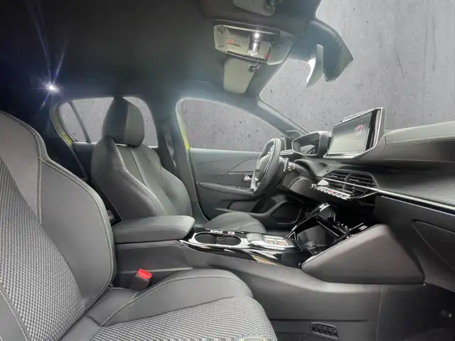Peugeot 208 view 13