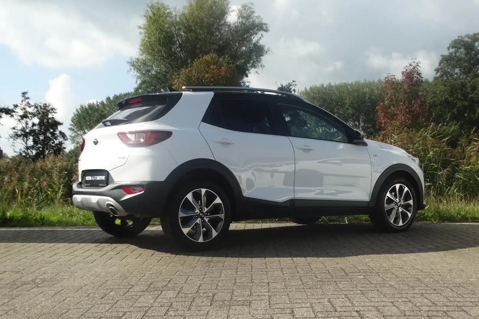 Kia Stonic 1.0 T-GDi 100PK Sports Edition | Navigatie | Camer Weiß - 2