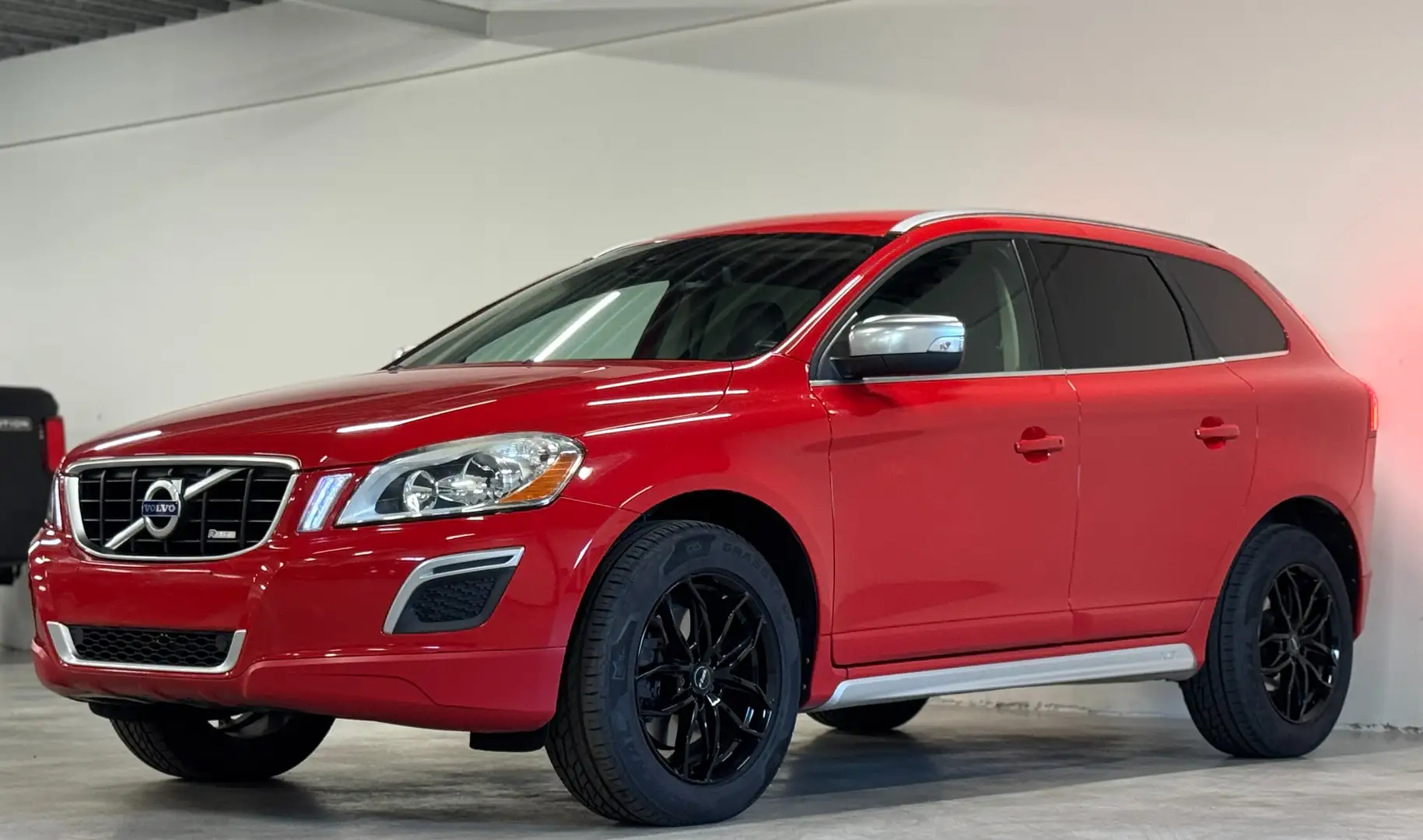 Volvo XC60 2.0 D3 R-design Geartronic 5 Cilinders Rood - 1