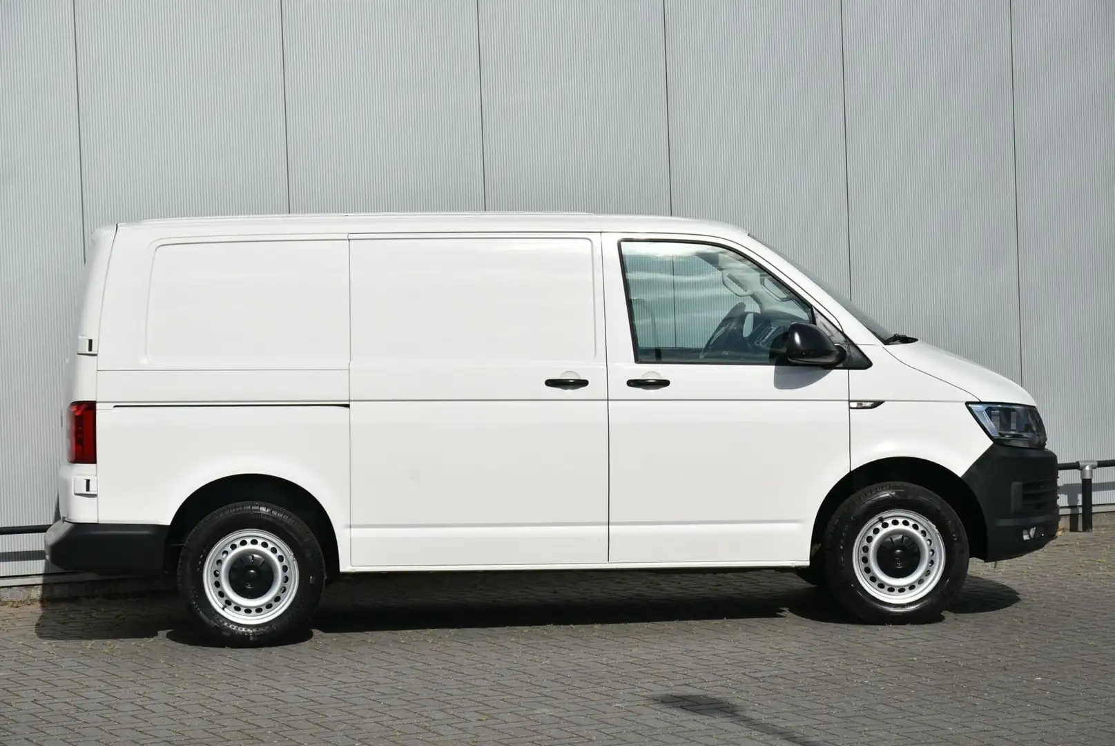 Volkswagen T6 Transporter 2.0 TDI L1H1 Airco Navi Cruise 102 Pk Wit - 2