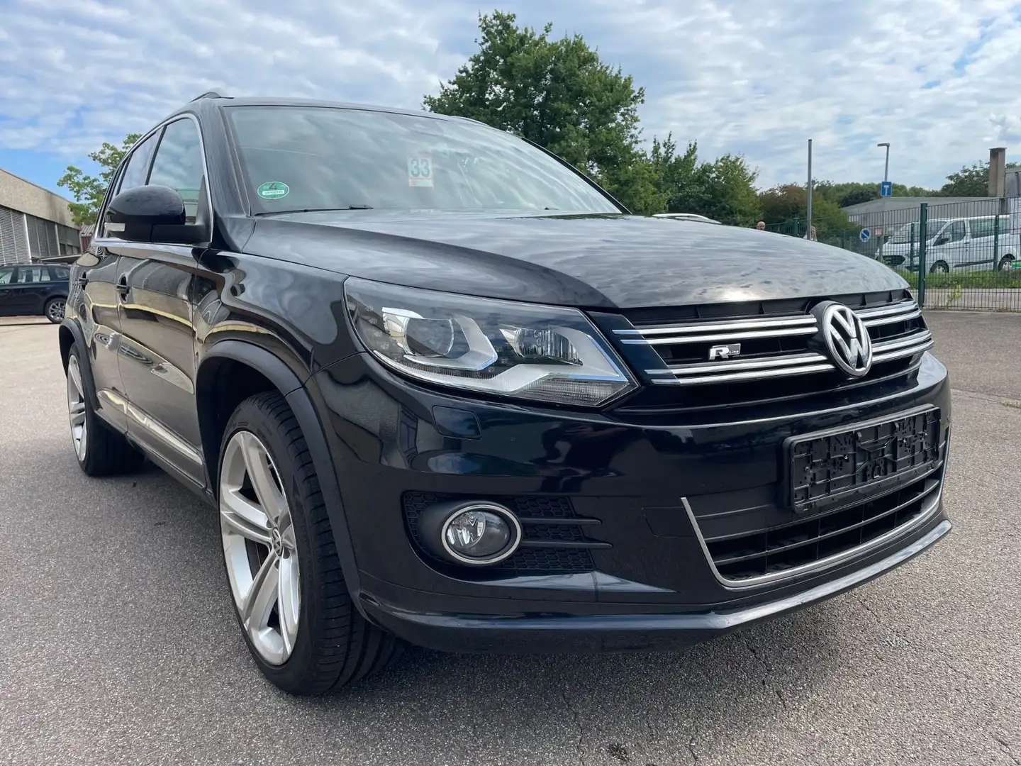 Volkswagen Tiguan Sport & Style BMT 4Motion R-Line-Paket Schwarz - 1