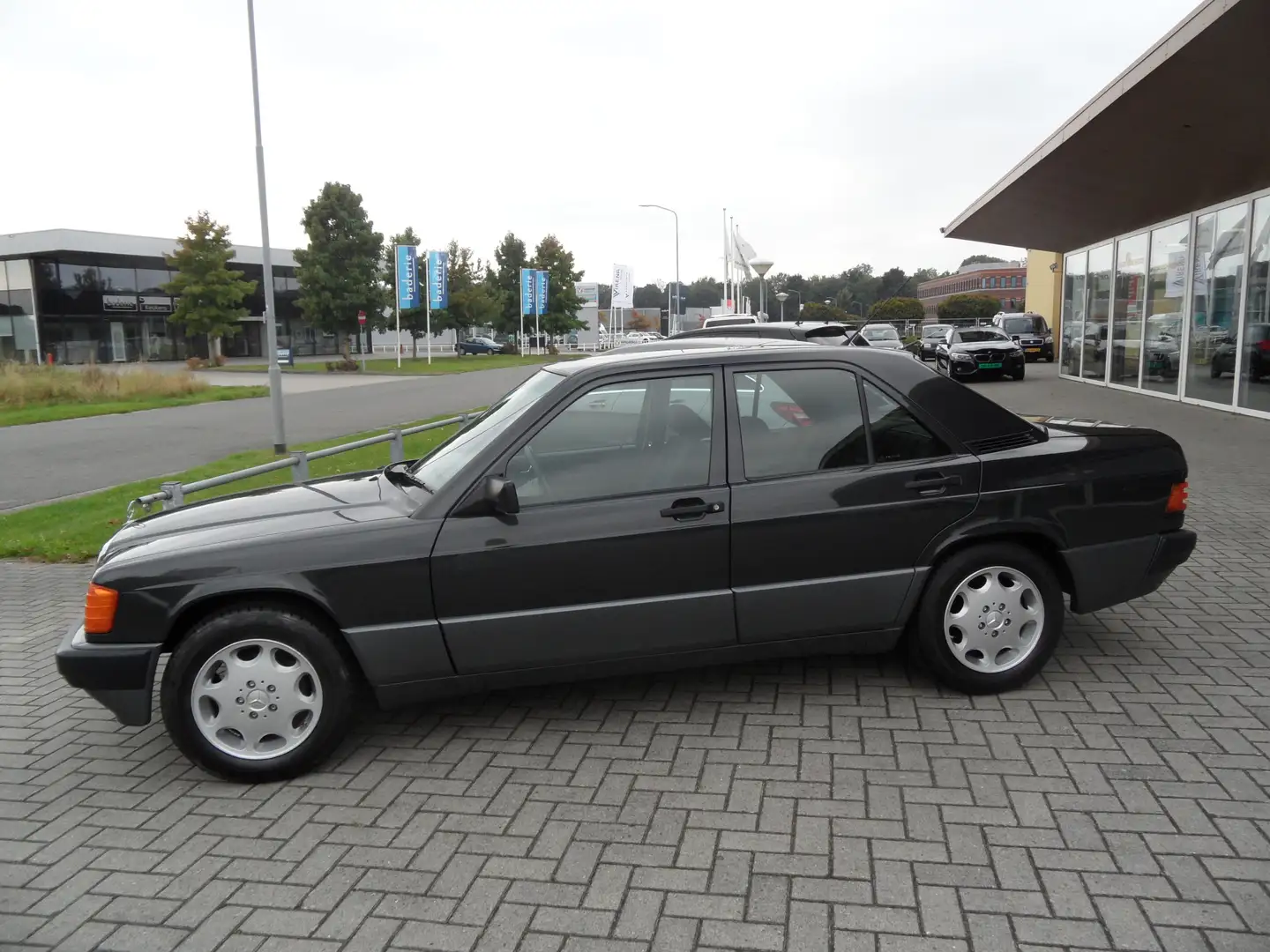 Mercedes-Benz 190 1.8 E Basic Zwart - 2