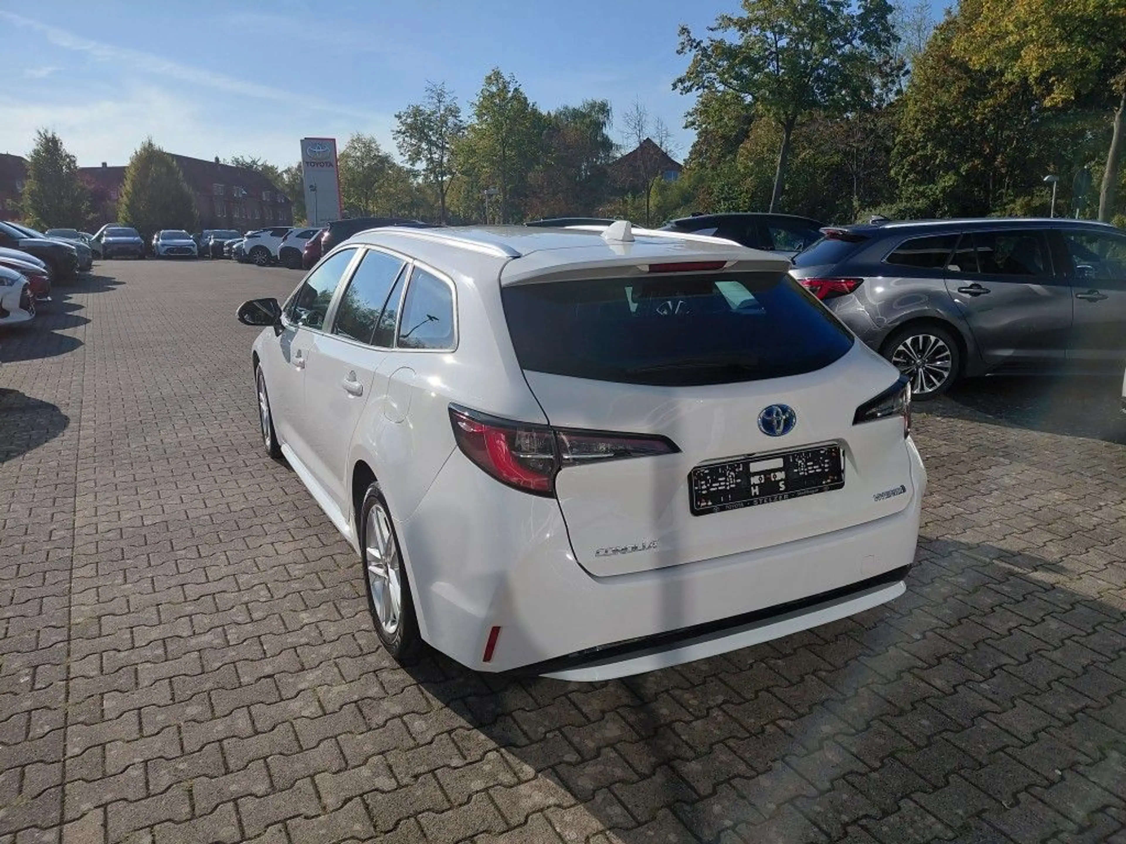 Toyota Corolla 1.8 Hybrid Touring Sports Comfort — photo 3