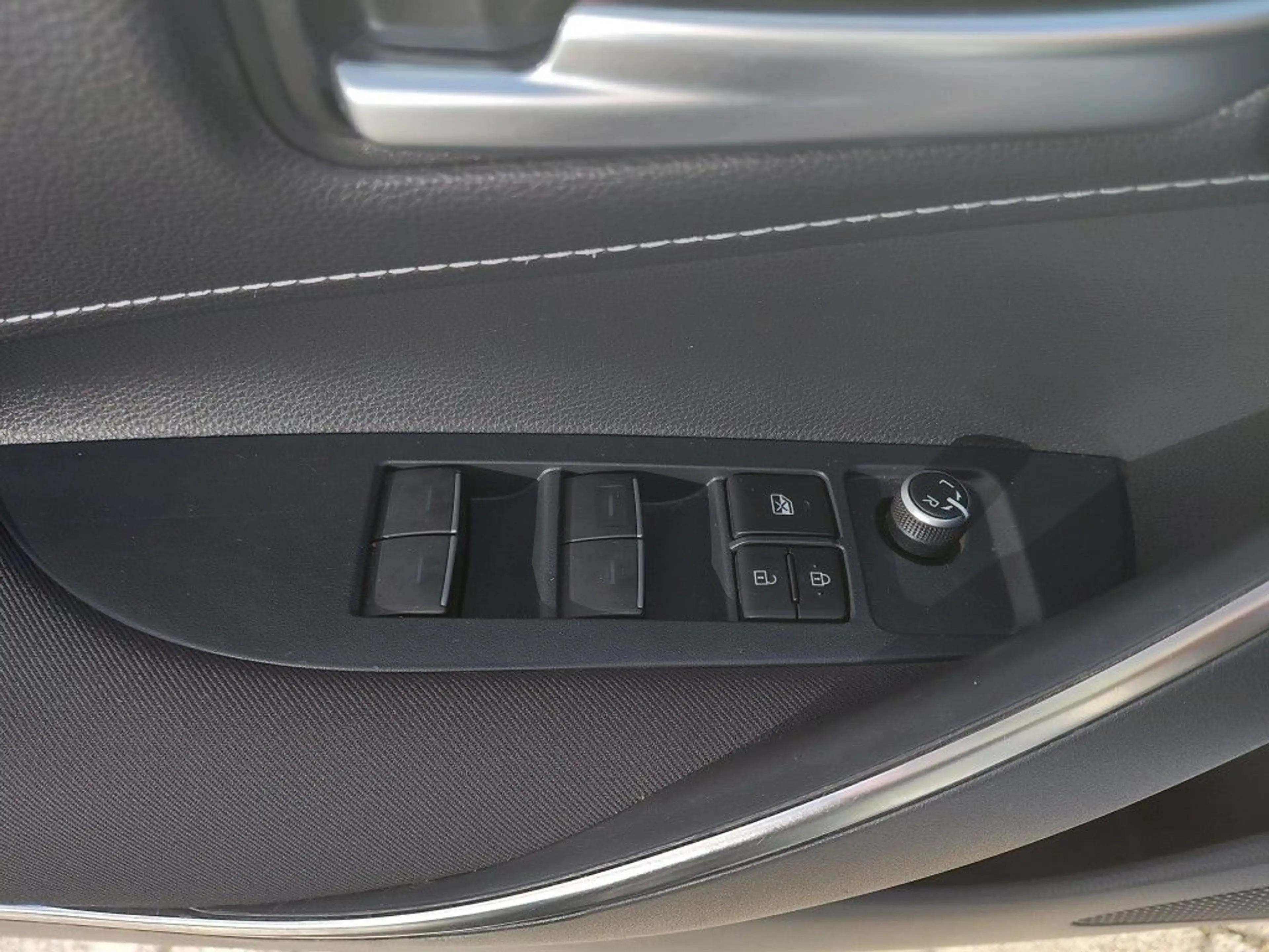 Toyota Corolla 1.8 Hybrid Touring Sports Comfort — photo 9