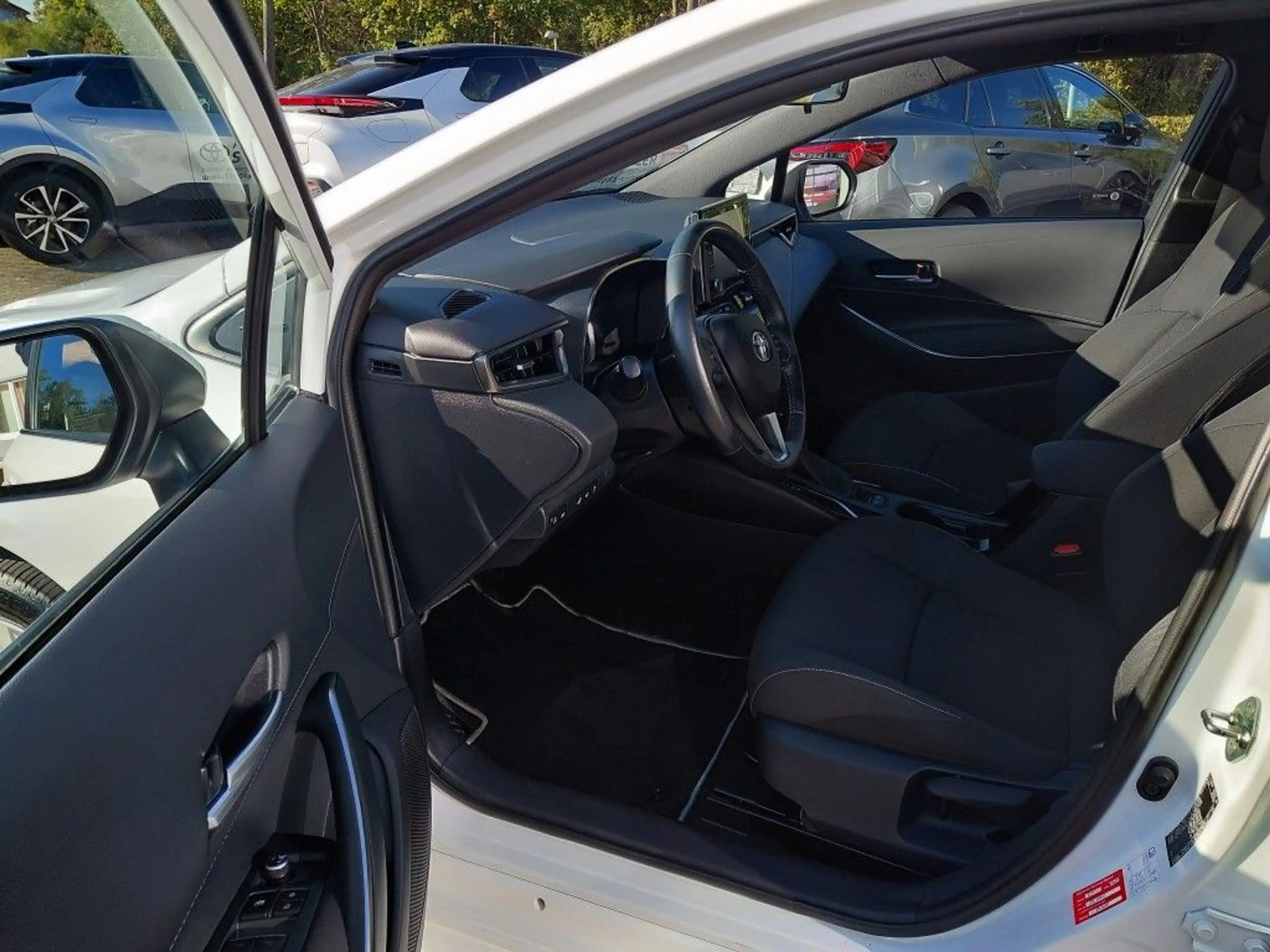 Toyota Corolla 1.8 Hybrid Touring Sports Comfort — photo 8