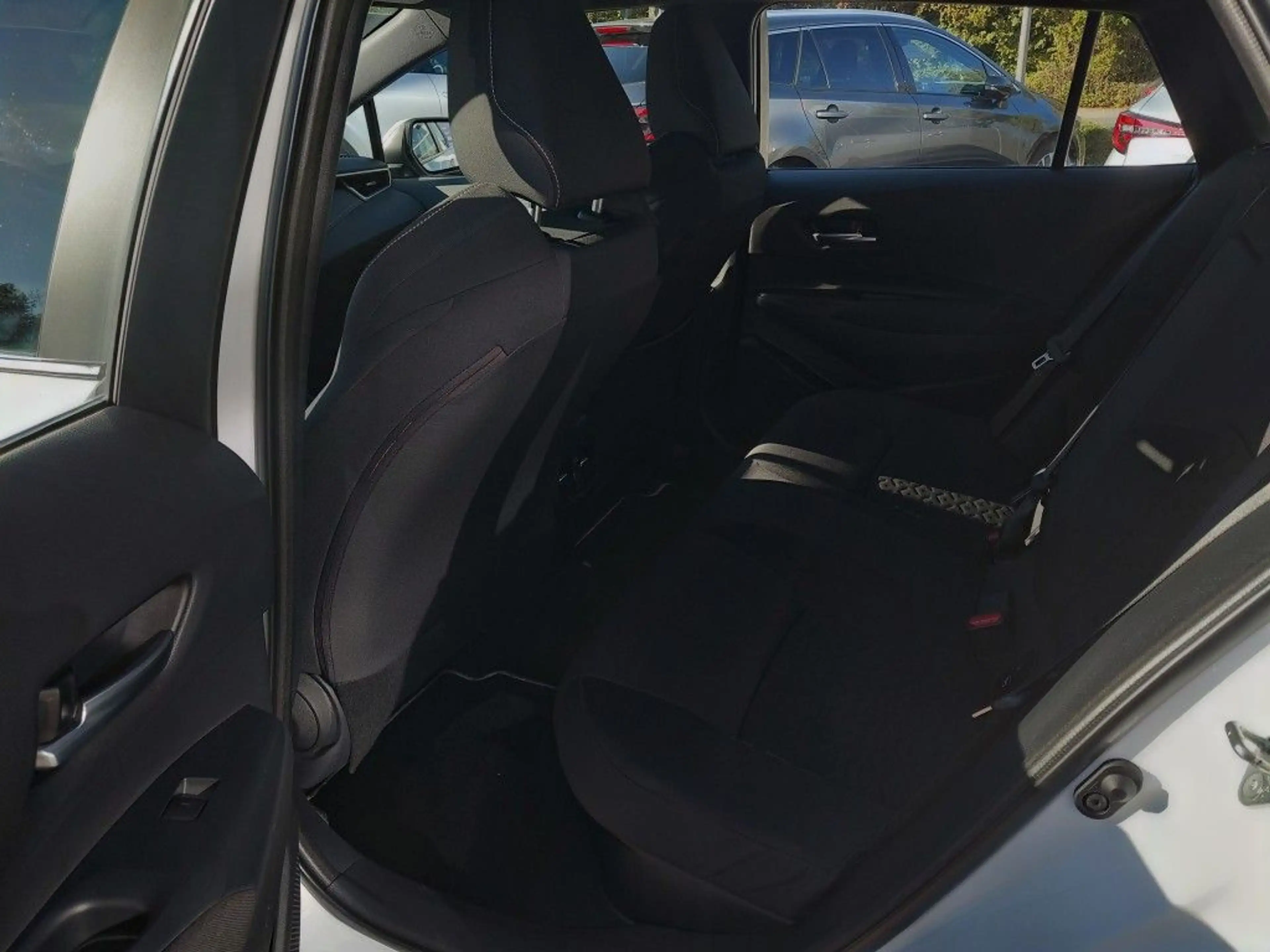 Toyota Corolla 1.8 Hybrid Touring Sports Comfort — photo 10
