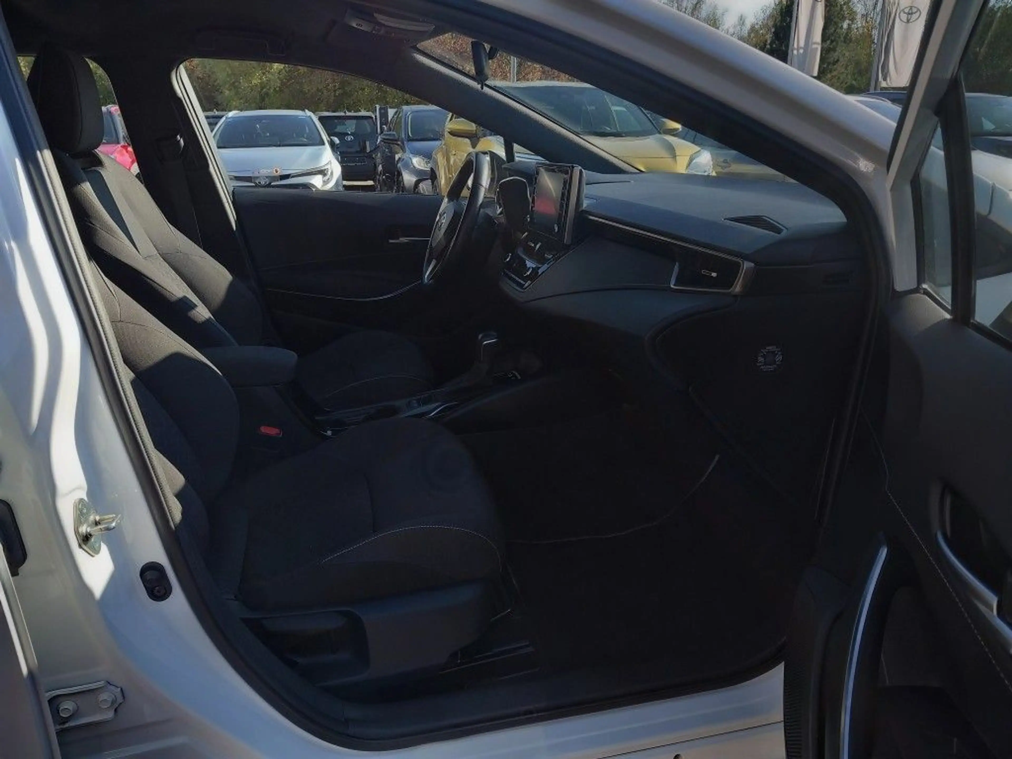 Toyota Corolla 1.8 Hybrid Touring Sports Comfort — photo 13