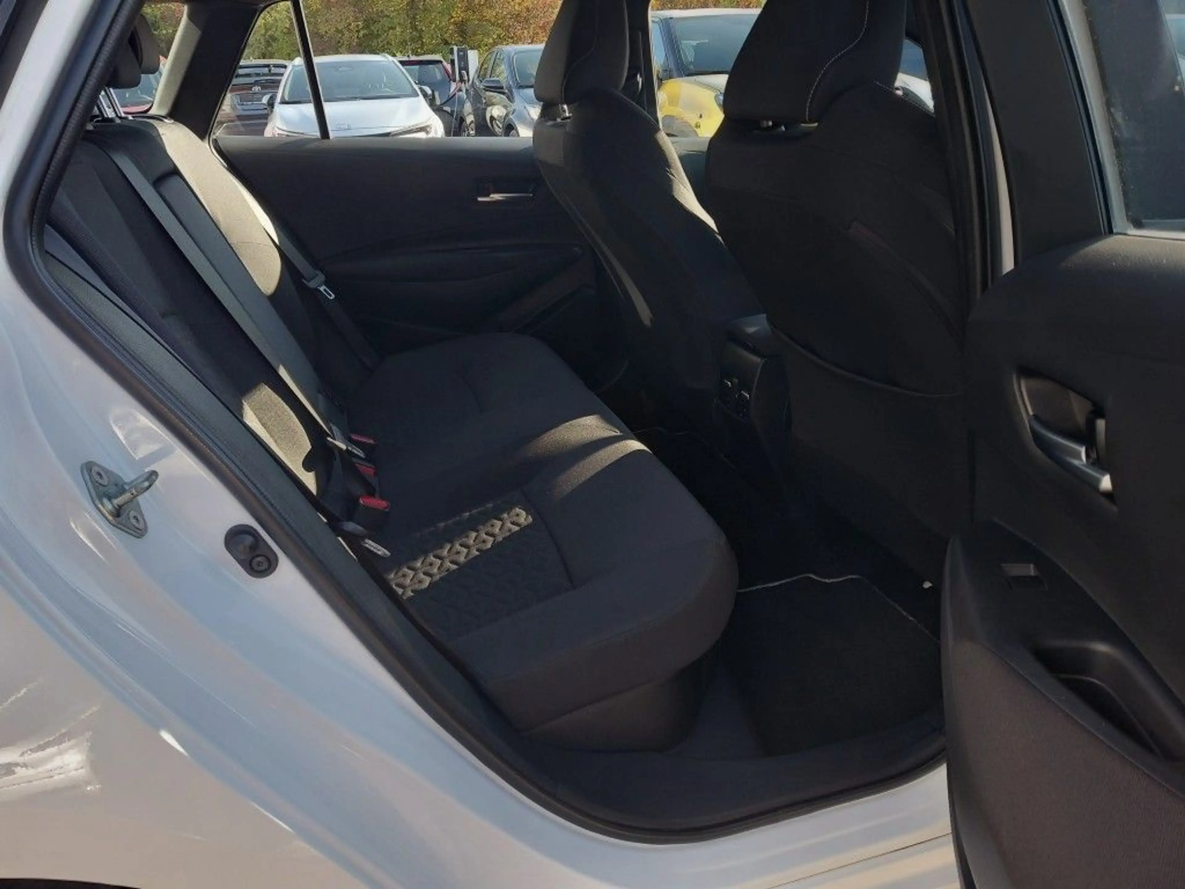 Toyota Corolla 1.8 Hybrid Touring Sports Comfort — photo 12