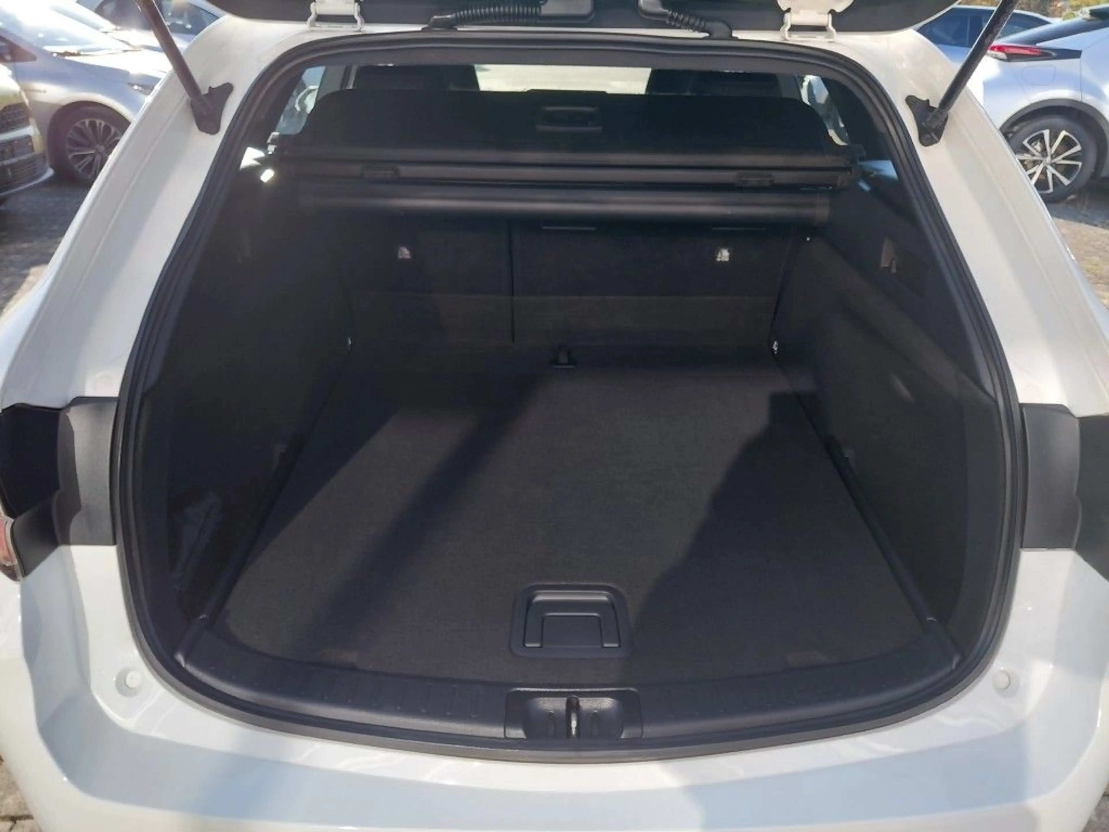 Toyota Corolla 1.8 Hybrid Touring Sports Comfort — photo 11