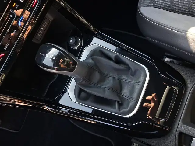 Volkswagen T-Roc view 11