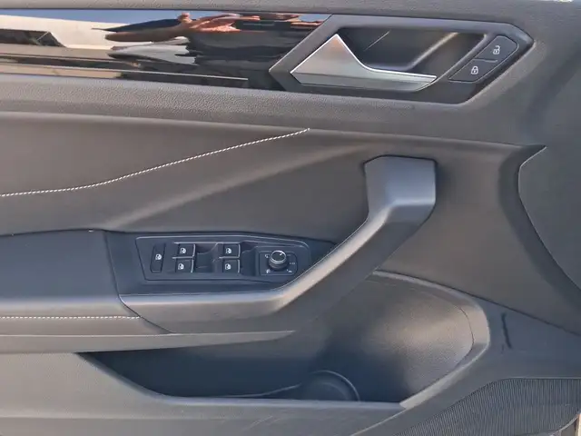 Volkswagen T-Roc view 8