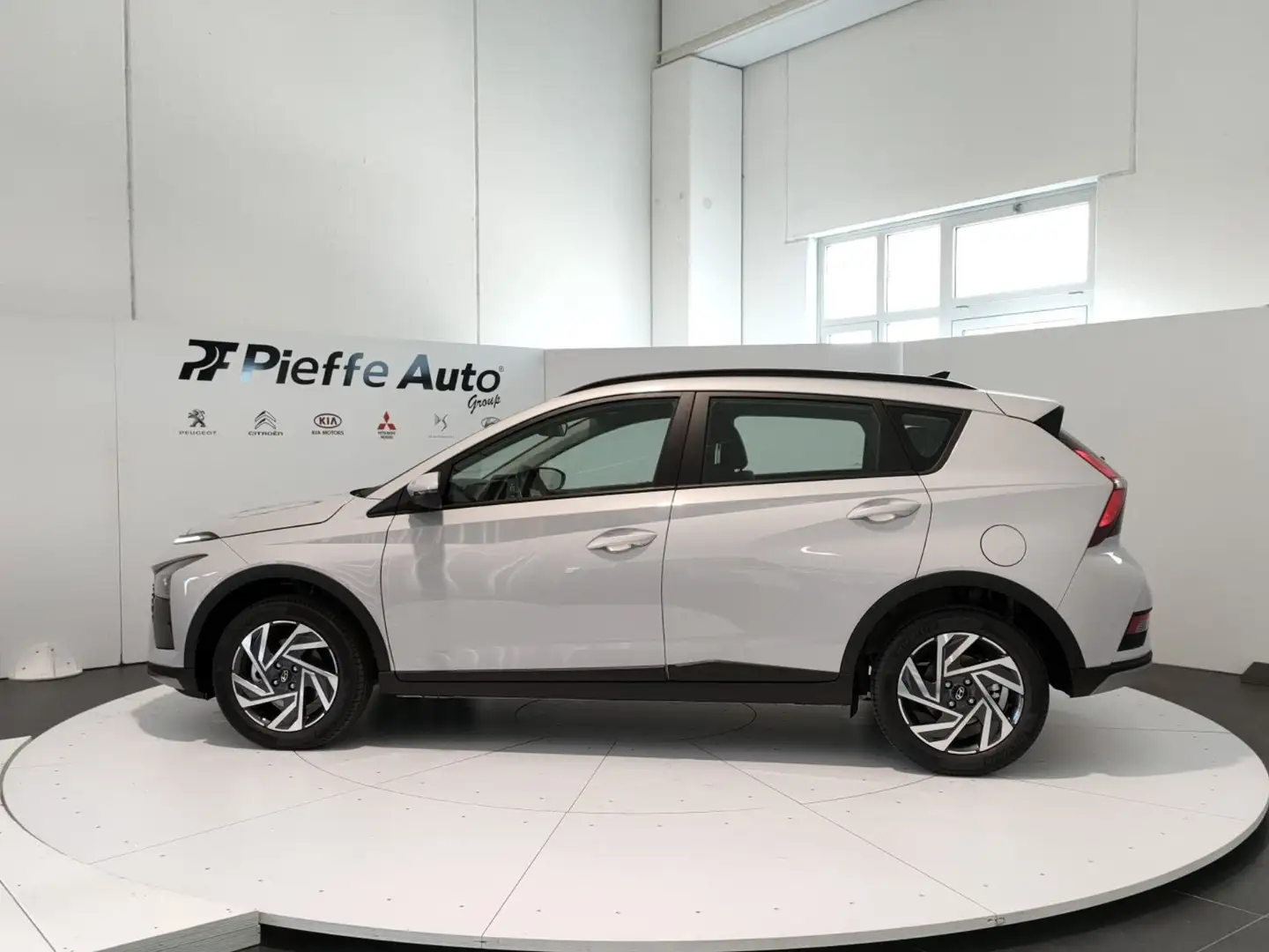 Hyundai BAYON PE 1.2MPI XLINE % Grau - 2