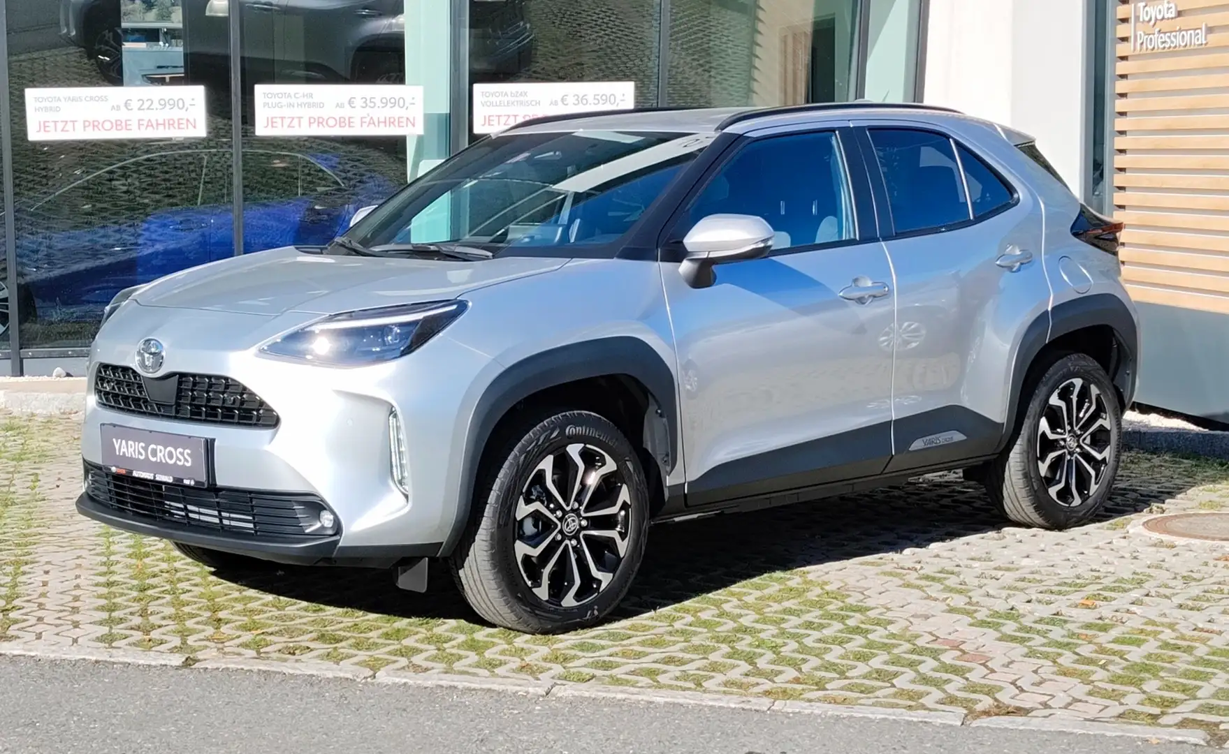 Toyota Yaris Cross Yaris Cross 1,5 VVT-i Hybrid Active Drive AWD-i Silber - 1