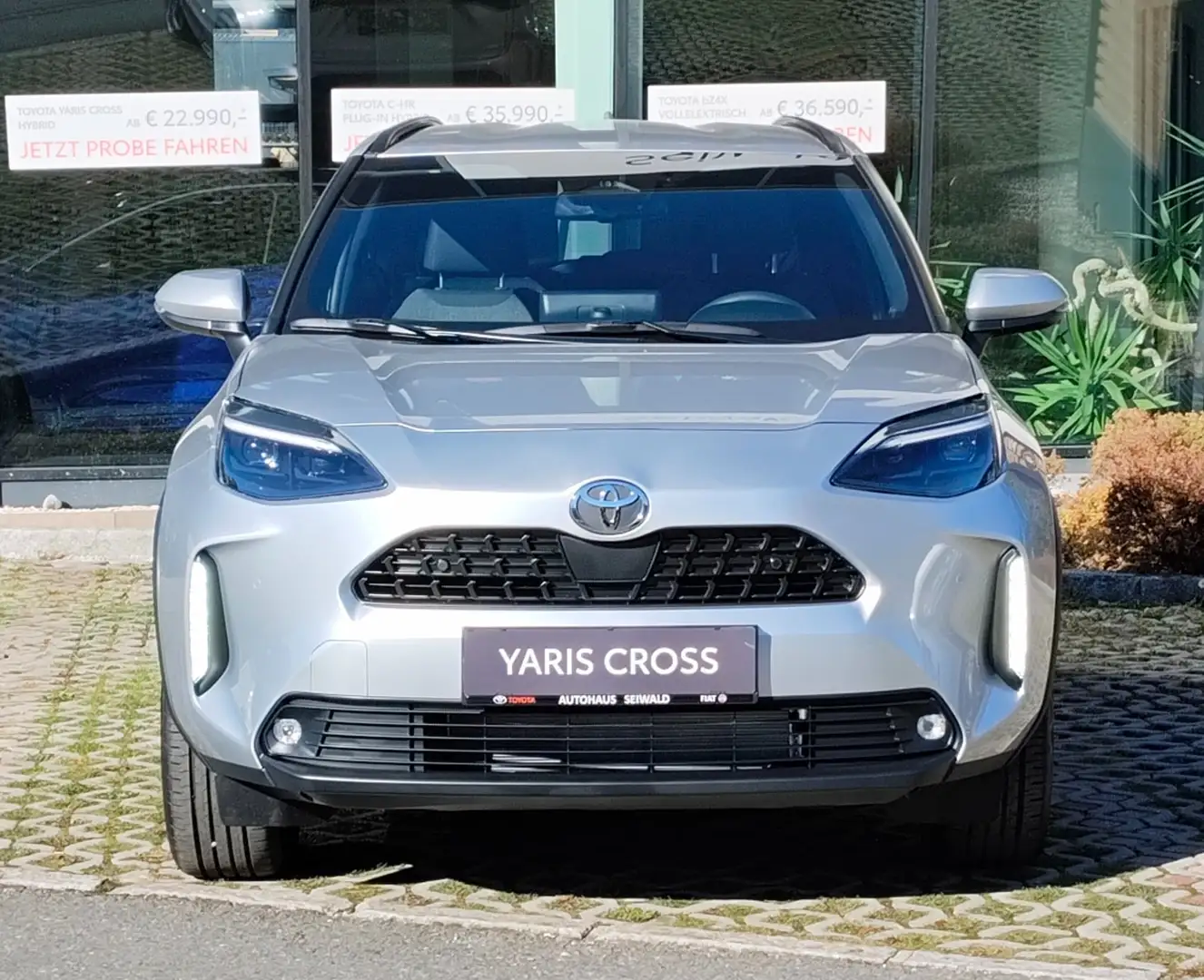 Toyota Yaris Cross Yaris Cross 1,5 VVT-i Hybrid Active Drive AWD-i Silber - 2