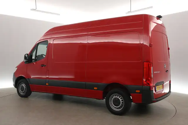 Mercedes-Benz Sprinter view 4