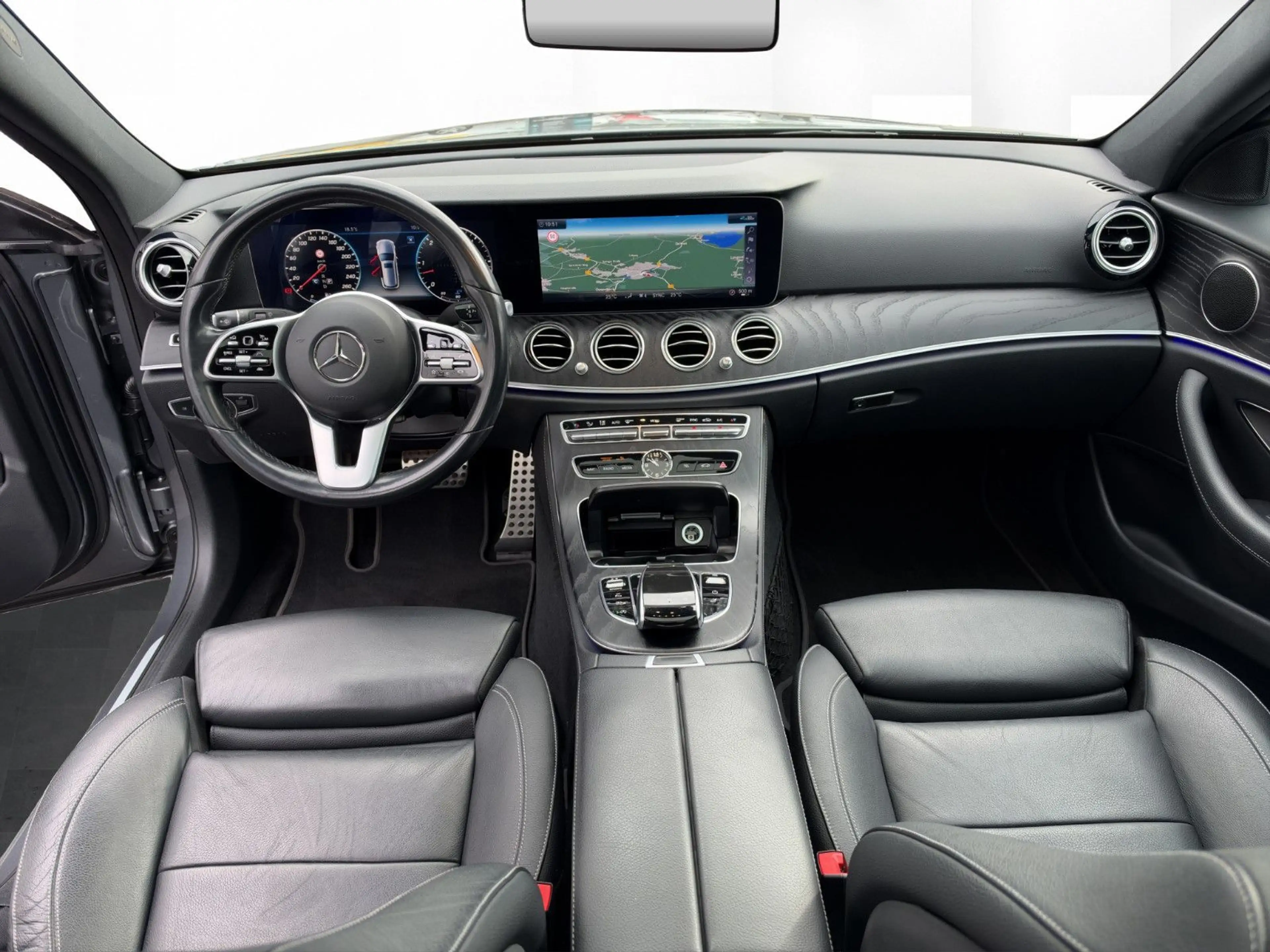 Mercedes-Benz E 400 Td 4x4 Sport *Distro*PANO*AHK*Widescreen* — photo 2