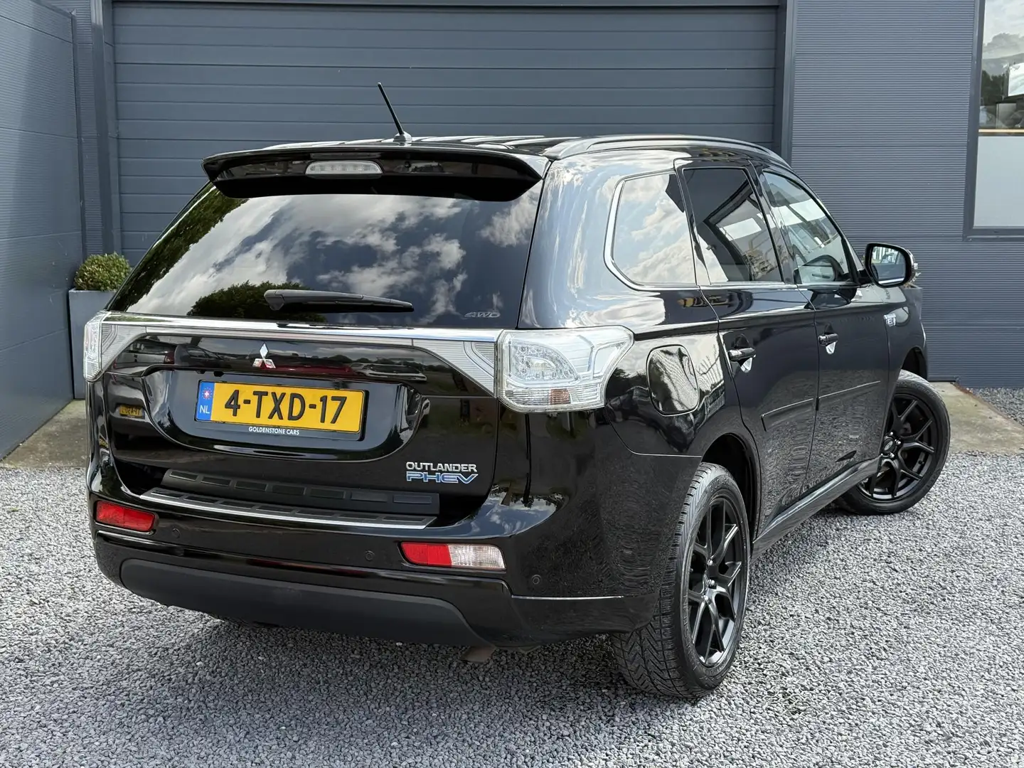 Mitsubishi Outlander 2.0 PHEV Instyle 1e Eigenaar,Schuifdak,Camera,Navi Zwart - 2