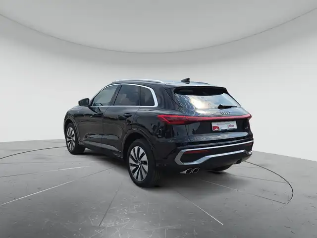 Audi Q5 view 3
