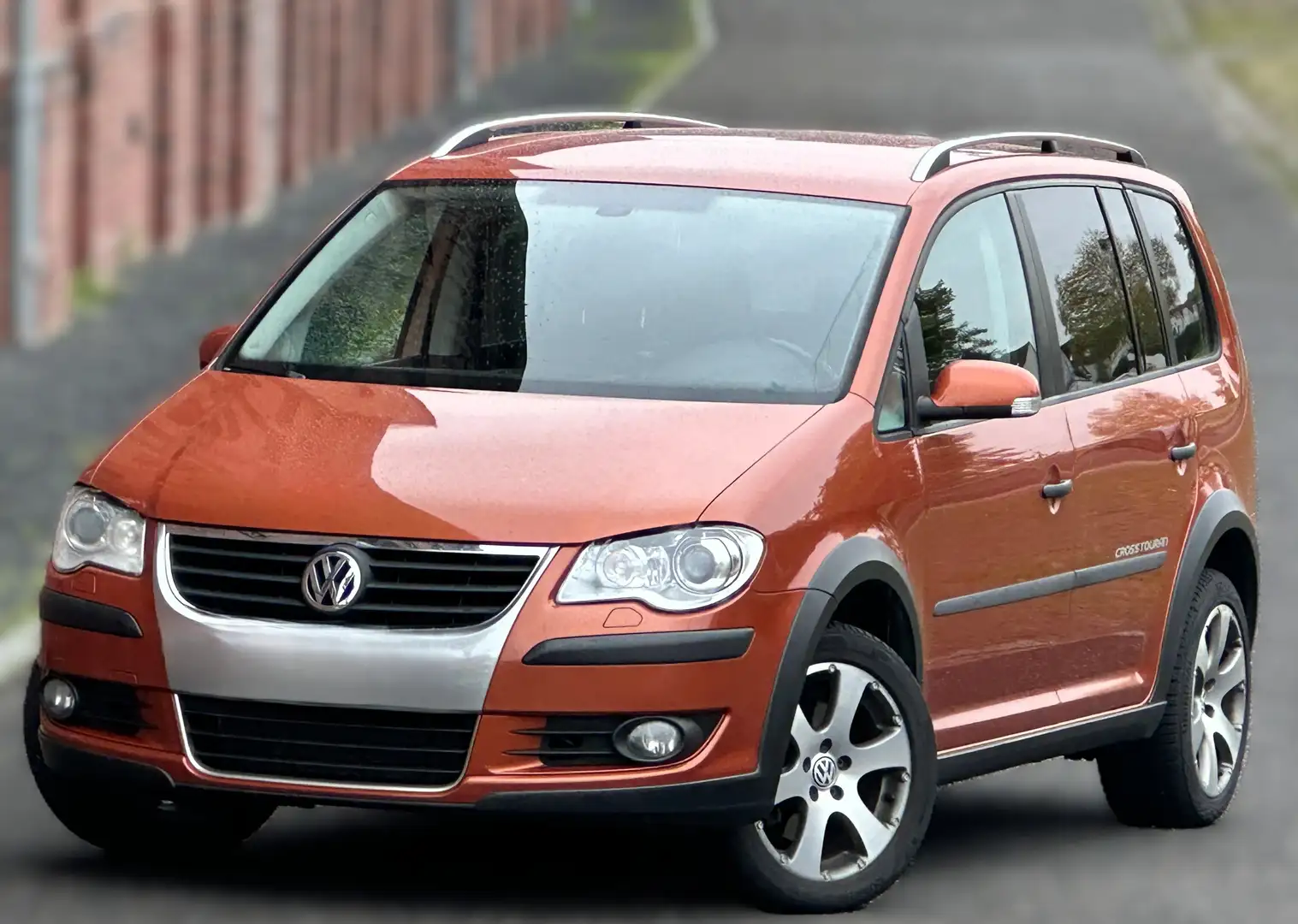 Volkswagen Touran CrossTouran Bi-Xen Navi DSG SHZ 7Sitze Standhz AHK Orange - 2