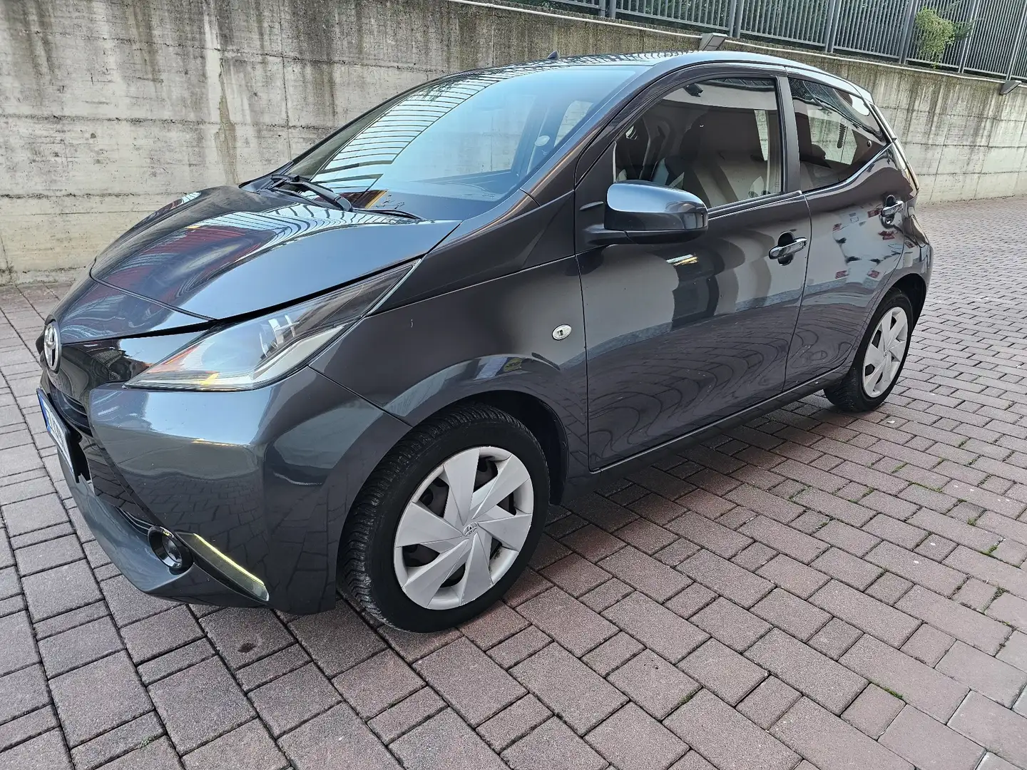 Toyota Aygo 5p 1.0 x-play - 2