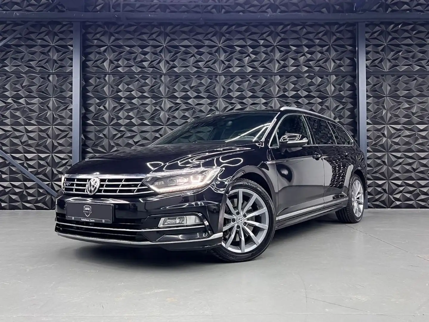 Volkswagen Passat Variant R-Line 4Mot 2HD/ACC/PANO/LED/STHZ/VIRT/AHK/360° Noir - 1