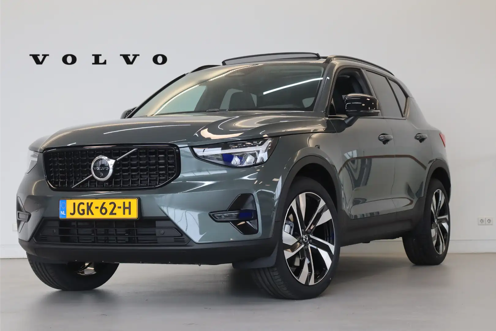 Volvo XC40 B4 197PK Plus | Lounge Pack | 360° | 20" | Leder | Verde - 1