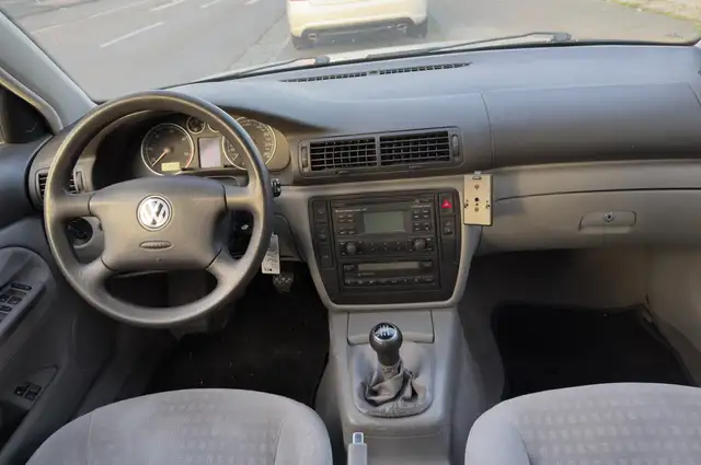 Volkswagen Passat view 10