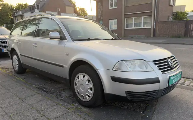 Volkswagen Passat view 3