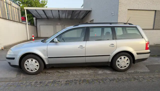 Volkswagen Passat view 4